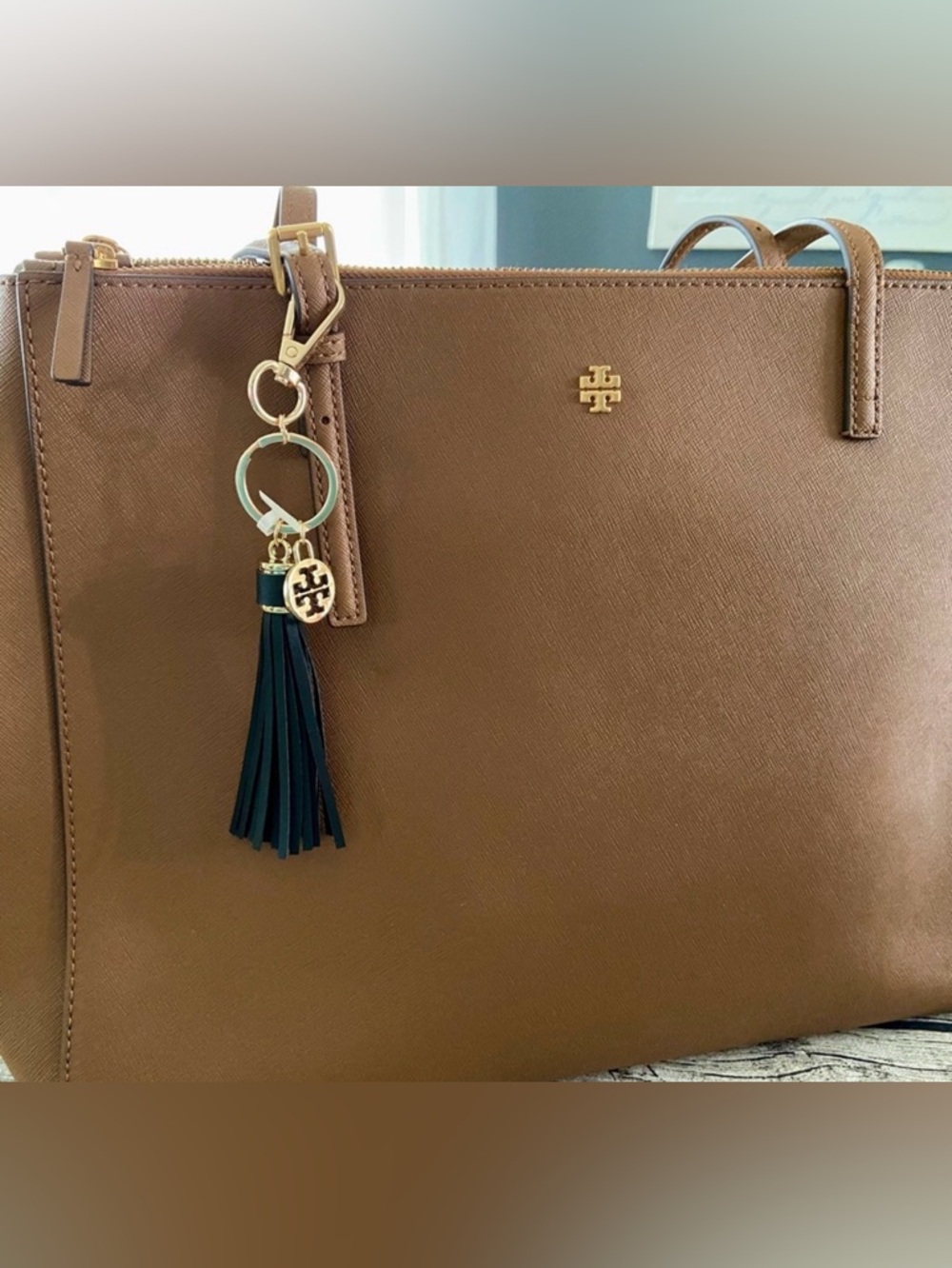 LAST ONE! 🚨 NEW. Bag charm or keychain with Tory Burch medallion + gift wrap - Picture 8 of 16